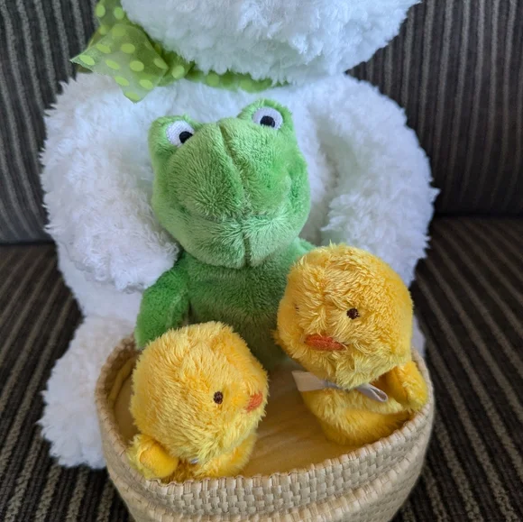 Hallmark EasterBunny Chicks And A Frog Singing “At The Hop” vintage - Picture 2 of 4